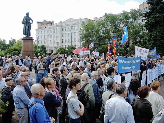 Митинг в защиту науки на Суворовской площади собрал 800 человек